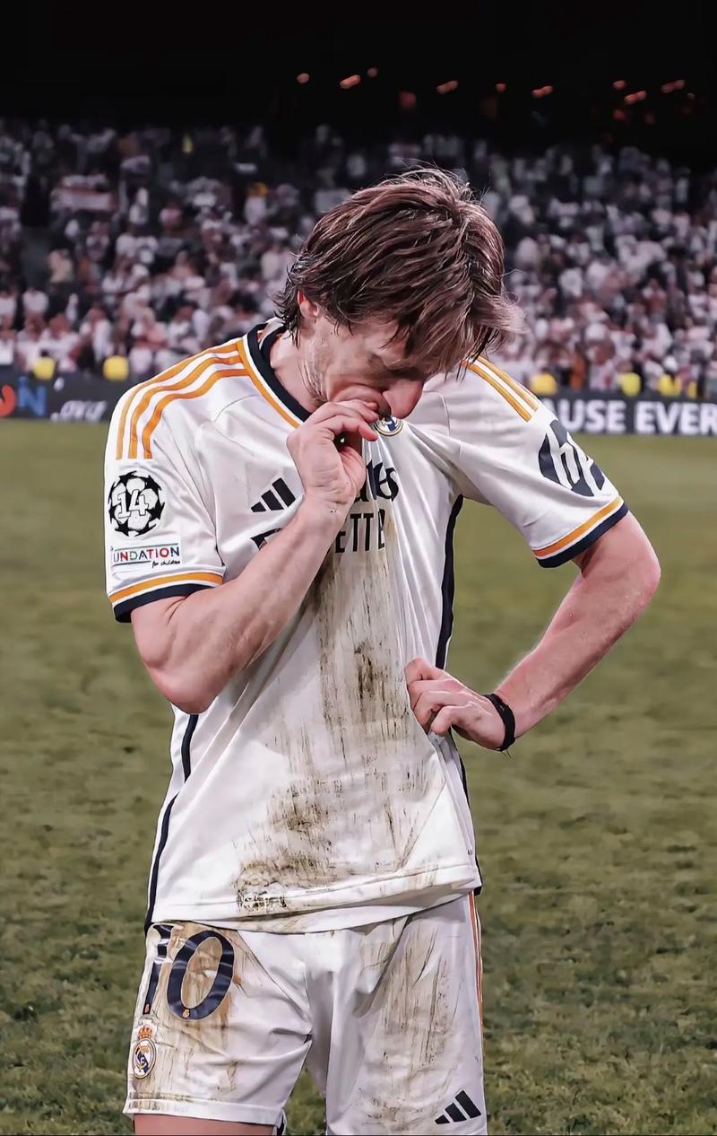 20岁新星独自撑起AC米兰左路走廊：力压S2，英超球会争相抢购他